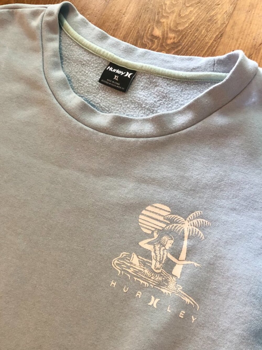 Men's Hurley XL Blue Rising Swell Crewneck Hula Girl Graphic Surf Y2k Style - Picture 4 of 7